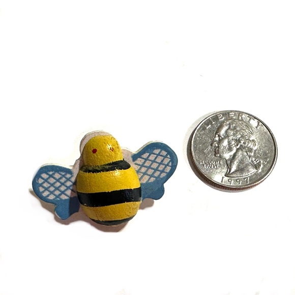 Adorable Wooden Honey Bee Scatter Pin Brooch Handcrafted & Hand Painted - Picture 2 of 4